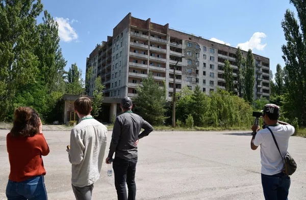 توریستها در کنار نیروگاه هسته ای چرنوبیل توریستها در کنار نیروگاه هسته ای چرنوبیل - اسپوتنیک ایران