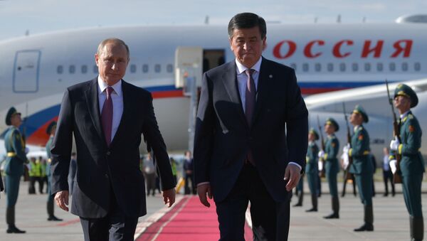 ولادیمیر پوتین، رئیس جمهور روسیه و سورونبای جیین‌بیک‌اف، رئیس جمهور قرقیزستان در مراسم استقبال در فرودگاه بیشکک - اسپوتنیک ایران  