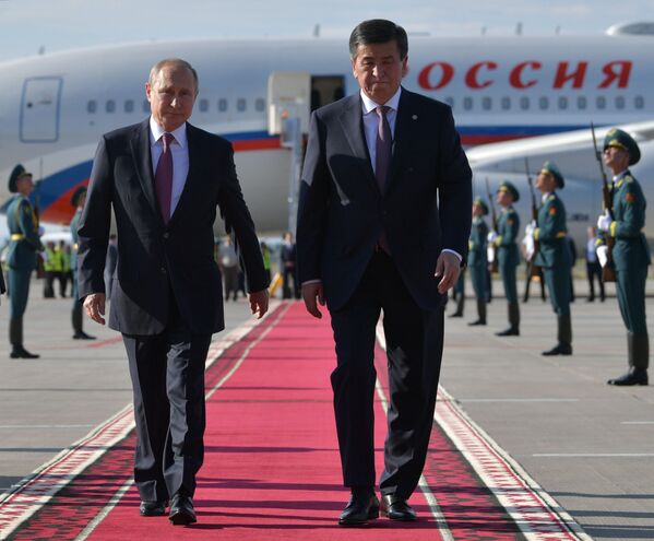 ولادیمیر پوتین، رئیس جمهور روسیه و سورونبای جیین‌بیک‌اف، رئیس جمهور قرقیزستان در مراسم استقبال در فرودگاه بیشکک - اسپوتنیک ایران  