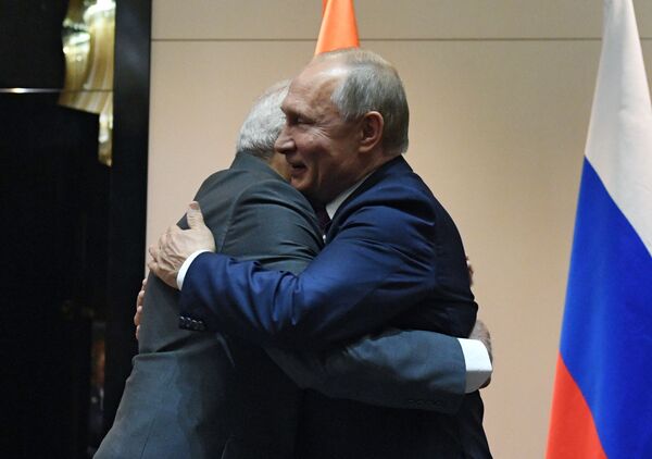 ولادیمیر پوتین، رئیس جمهور روسیه و نارندرا مودی، نخست وزیر هند در بیشکک - اسپوتنیک ایران  