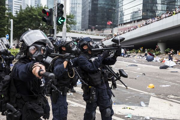 پلیس در زمان درگیری با تظاهرکنندگان در هنگ کنگ - اسپوتنیک ایران  