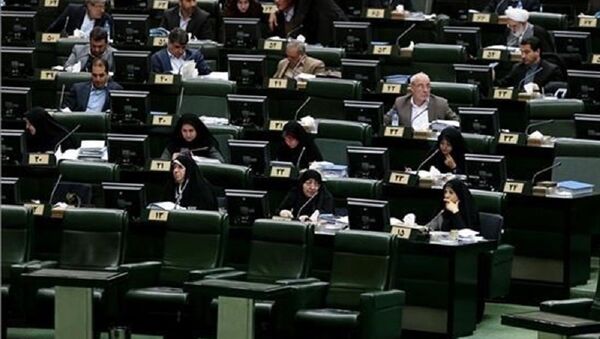 برخی از نمایندگان مجلس ایران برای معافیت پزشکان از مالیات اقدام می کنند  - اسپوتنیک ایران  