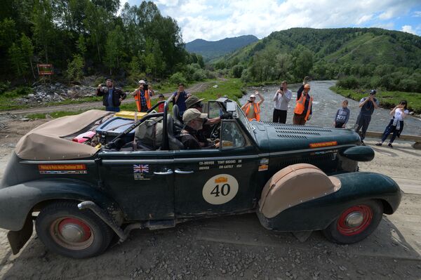 شرکت کنندگان مسابقه رالی خودروهای قدیمی در مسیر پکن-پاریس-2019 در جمهوری آلتای - اسپوتنیک ایران  