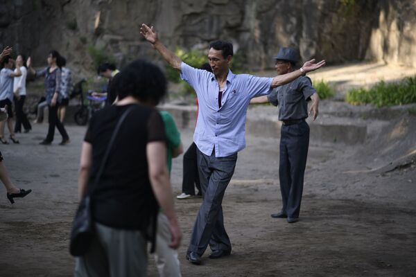 رقص مردم شهر پیونگ یانگ در پارک - کره شمالی - اسپوتنیک ایران  