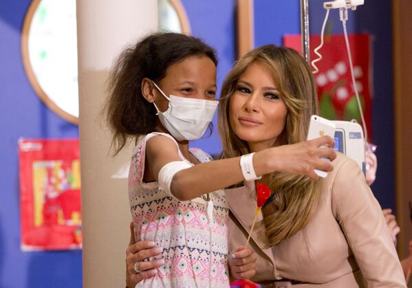 دختر بچه ای در حال گرفتن عکس سلفی با ملانیا ترامپ در بیمارستان کودکان - بروکسل - اسپوتنیک ایران  