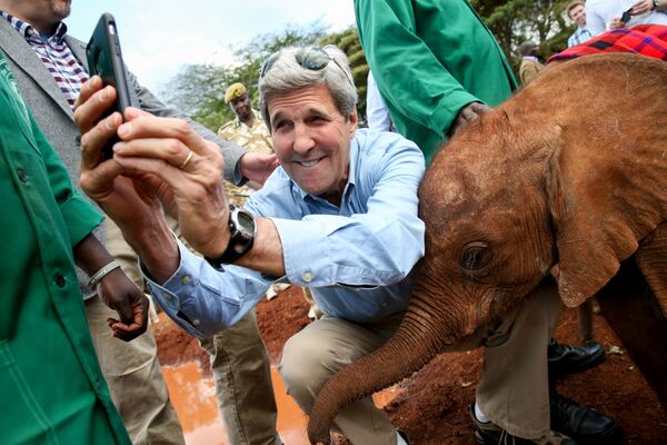 جان کری، وزیر سابق خارجه آمریکا در حال گرفتن سلفی با یک فیل در در پارک ملی نایروبی - اسپوتنیک ایران  
