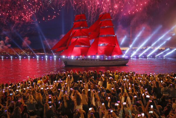 کنسرت قایق های بادبانی قرمز در شهر سن پترزبورگ روسیه - اسپوتنیک ایران  