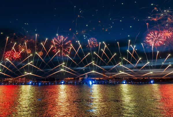 کنسرت قایق های بادبانی قرمز در شهر سن پترزبورگ روسیه - اسپوتنیک ایران  