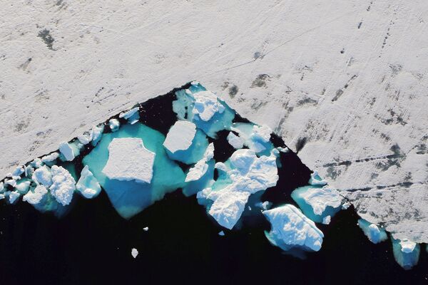 طب شمال جغرافیایی در نقطه‌ای قرار دارد که عمق اقیانوس در آن به ۴۰۸۰ متر می‌رسد و با توده‌های عظیم شناور یخی پوشیده شده‌است. - اسپوتنیک ایران  