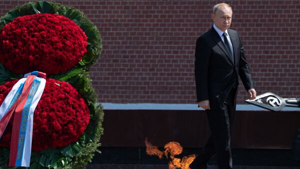 پوتین در روز یادبود بر روی مقبره سرباز گمنام تاج گل گذاشت + ویدئو - اسپوتنیک ایران  