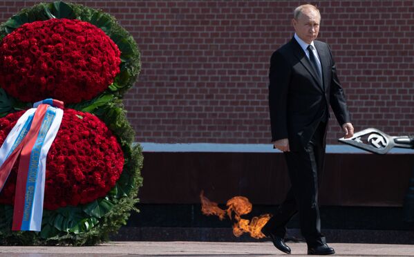ولادیمیر پوتین در مراسم نثار تاج گل به پای یادبود سرباز گمنام در مسکو - اسپوتنیک ایران  