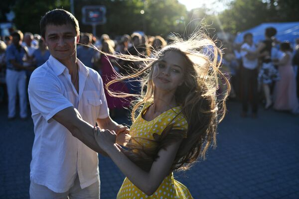 جوانان در حال رقصیدن در میدان ناخیموف سواستاپل - اسپوتنیک ایران  