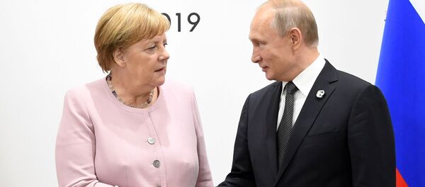 سردرگمی مرکل و کمک به موقع پوتین برای پیدا کردن صندلی سردرگمی مرکل و کمک به موقع پوتین برای پیدا کردن صندلی - اسپوتنیک ایران