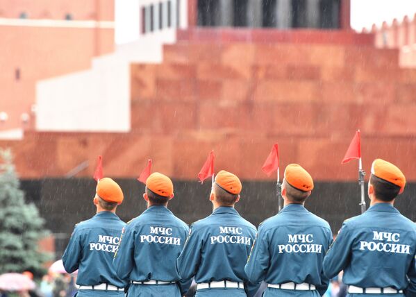 فارغ‌التحصیلان مدرسه عالی نظام وزارت حوادث غیرمترقبه روسیه در میدان سرخ مسکو - اسپوتنیک ایران  