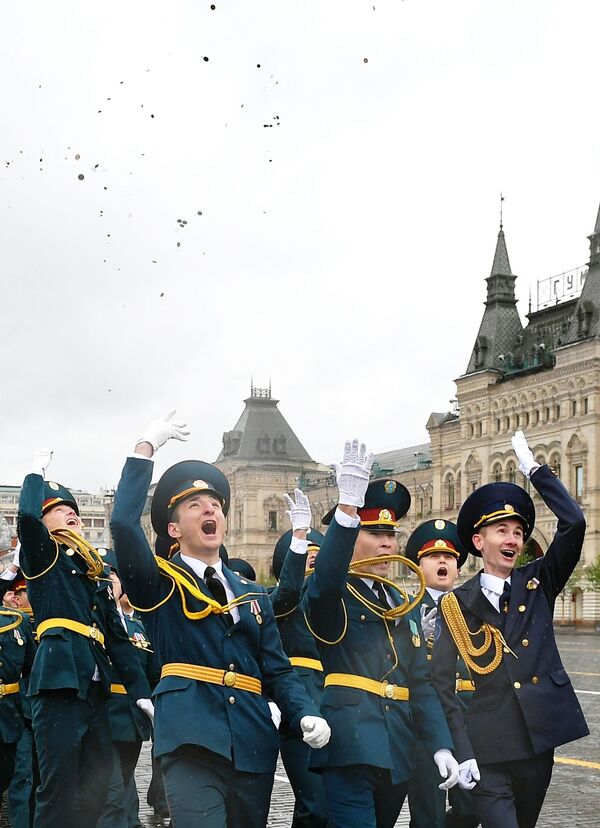 فارغ‌التحصیلان مدرسه عالی نظام وزارت حوادث غیرمترقبه روسیه در میدان سرخ مسکو - اسپوتنیک ایران  
