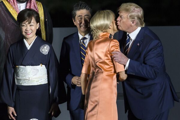 رئیس جمهور آمریکا دونالد ترامپ در حال بوسیدن بریجیت مکرون همسر رئیس جمهور فرانسه - اسپوتنیک ایران  