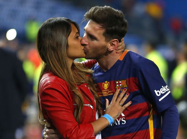 لئونل مسی در حال بوسیدن همسرش در استادیوم مادرید - اسپوتنیک ایران  