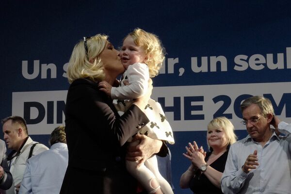 مارین لو پن در حال بوسیدن دختربچه ای در گردهمایی قبل از انتخابات در فرانسه - اسپوتنیک ایران  
