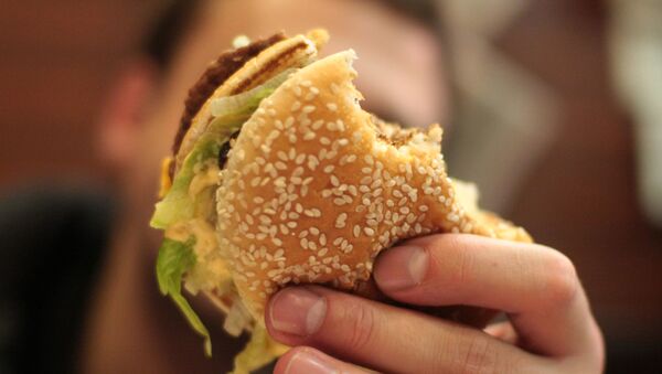 دختری با خوردن 32 همبرگر در 10 دقیقه رکورد زد - اسپوتنیک ایران  