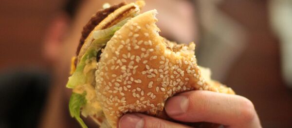 دختری با خوردن 32 همبرگر در 10 دقیقه رکورد زد دختری با خوردن 32 همبرگر در 10 دقیقه رکورد زد - اسپوتنیک ایران