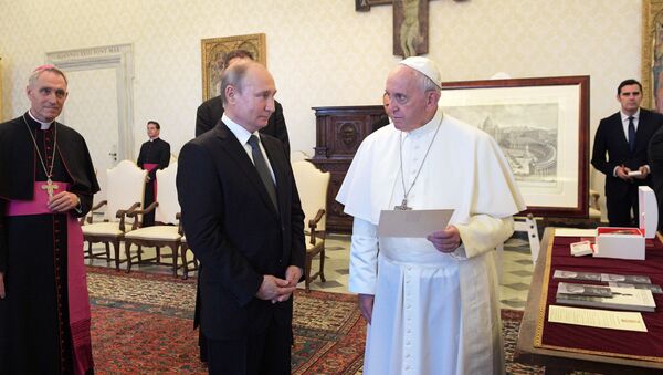 ولادیمیر پوتین رئیس جمهور روسیه و پاپ رم فرانسیس در زمان تقدیم هدایا - اسپوتنیک ایران  