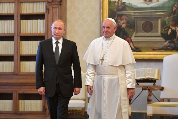 دیدار ولادیمیر پوتین رئیس جمهور روسیه و پاپ رم فرانسیس در واتیکان - اسپوتنیک ایران  