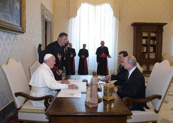 دیدار ولادیمیر پوتین رئیس جمهور روسیه و پاپ رم فرانسیس در واتیکان - اسپوتنیک ایران  