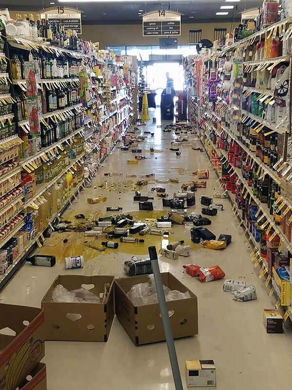اقلام پراکنده در یک فروشگاه در دریاچه ایزابلا پس از زلزله 6.4 ریشتری در جنوب کالیفرنیا - اسپوتنیک ایران  