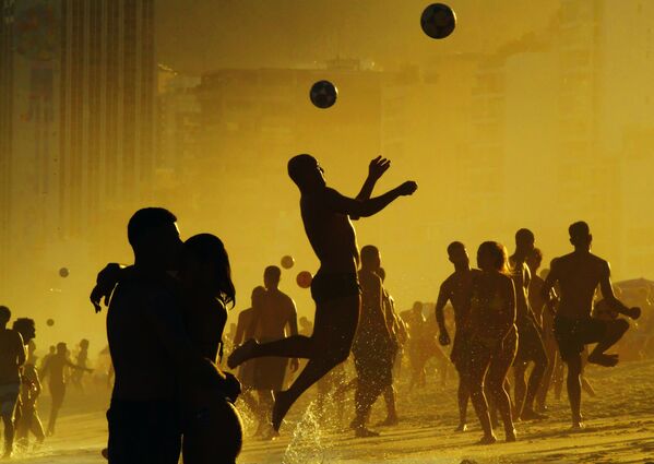 مردم در حال بازی فوتبال در ریو د ژانیرو - اسپوتنیک ایران  