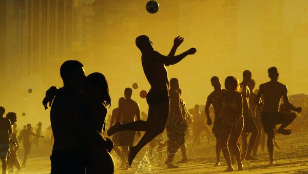 مردم در حال بازی فوتبال در ریودژانیرو - اسپوتنیک ایران  