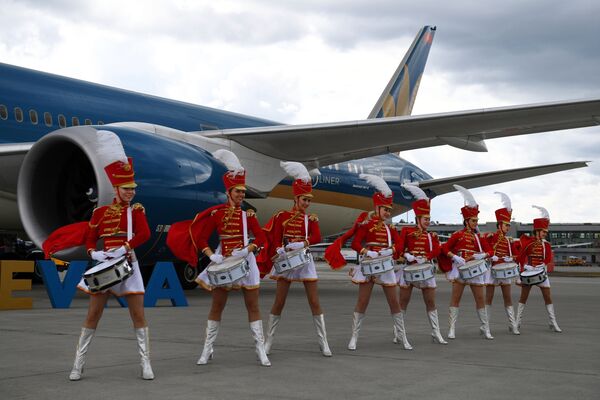 مراسم خوشامدگویی رسمی به هواپیمای شرکت هواپیمایی «ویتنام ایرلاینز» در «شرمیتوو» مسکو - اسپوتنیک ایران  
