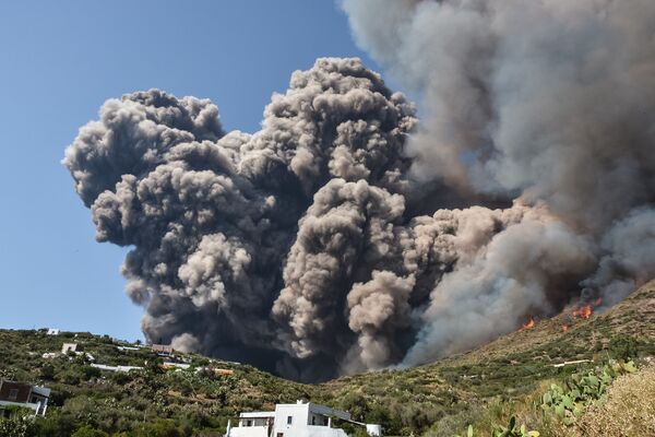 فوران آتشفشان در جزیره «استرومبولی»  ایتالیا - اسپوتنیک ایران  