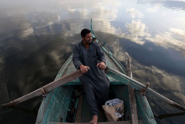 ماهیگیر در نیل نزدیک شهر آشمون - اسپوتنیک ایران  