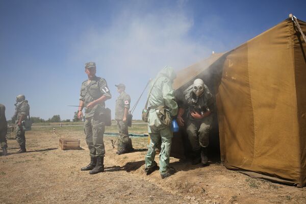 آزمایش ماسک‌های گاز در چادر پر از گاز در پایگاه نظامی ولگاگراد - اسپوتنیک ایران  