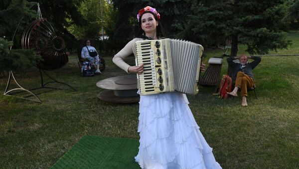 دختری با آکاردئون در فستیوال گل ها و باغ ها در مسکو - اسپوتنیک ایران  