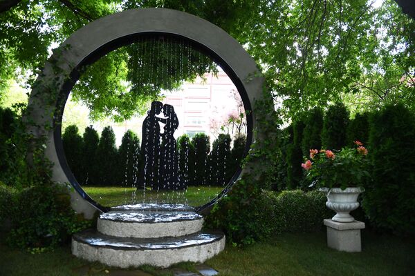 مجسمه «سایه عشق« در فستیوال باغ ها و گل ها در مسکو - اسپوتنیک ایران  
