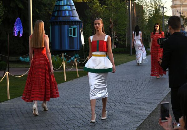 مدل ها در نمایش کلکسیون والنتینا یوداشکینا در فستیوال باغ ها و گل ها در مسکو - اسپوتنیک ایران  