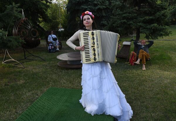 دختری با آکاردئون در فستیوال گل ها و باغ ها در مسکو - اسپوتنیک ایران  