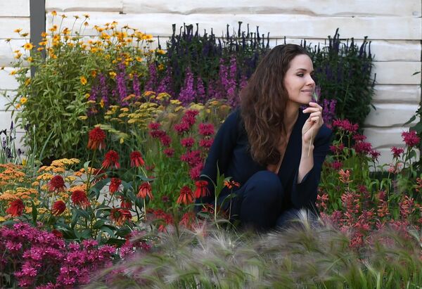 هنرپیشه ناتالیا لسنیکوسکایا در افتتاحیه فستیوال باغ ها و گل ها در مسکو - اسپوتنیک ایران  