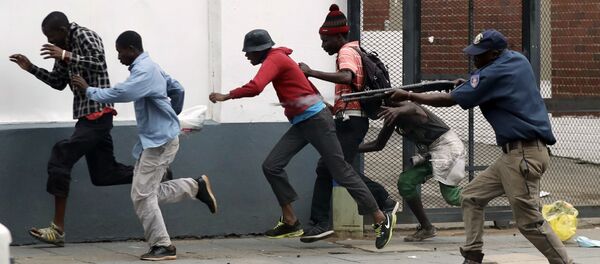 ماموران پلیس تظاهرات در شهر پرتوریا آفریقای جنوبی را متفرق می کنند ماموران پلیس تظاهرات در شهر پرتوریا آفریقای جنوبی را متفرق می کنند - اسپوتنیک ایران