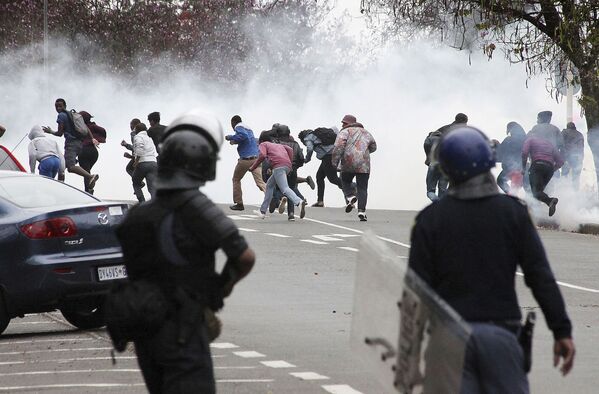 استفاده از گاز اشک آور علیه تظاهرات دانشجویی در شهر پیترماریتسبرگ آفریقای جنوبی  - اسپوتنیک ایران  