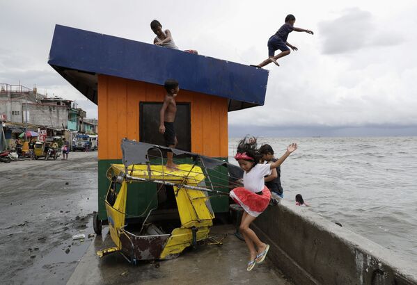 بچه ها در حال آب بازی در فیلیپین - اسپوتنیک ایران  