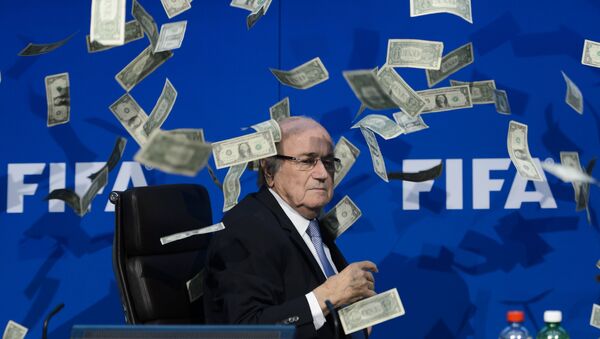 Президент ФИФА Йозеф Блаттер смотрит на фальшивые доллары, брошенные протестующими во время пресс-конференции в штаб-квартире в Цюрихе - اسپوتنیک ایران  