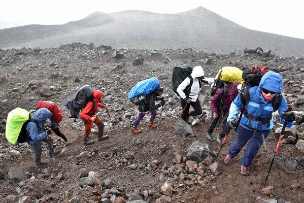 گروه کوهنوردان هنگام صعود به البروس در کاباردینو بالکاریا - اسپوتنیک ایران  