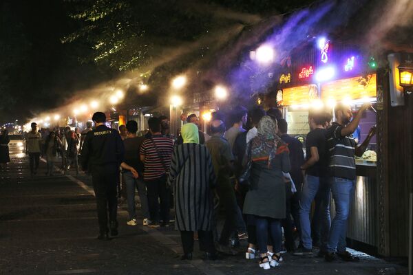 گردش های شبانه تهرانی ها در پایتخت ایران - اسپوتنیک ایران  