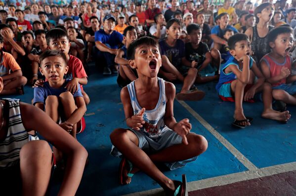 بچه ها در حال تماشای مسابقه در فیلیپین - اسپوتنیک ایران  