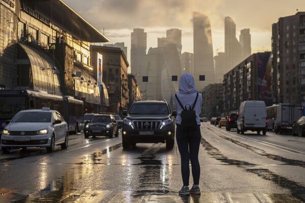 دختری در حال عبور از خیابان کوتوزوف مسکو - اسپوتنیک ایران  