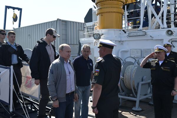 ولادیمیر پوتین رئیس جمهور روسیه با اعضای گروه کاوش در جزیره گاکلند صحبت می کند - اسپوتنیک ایران  