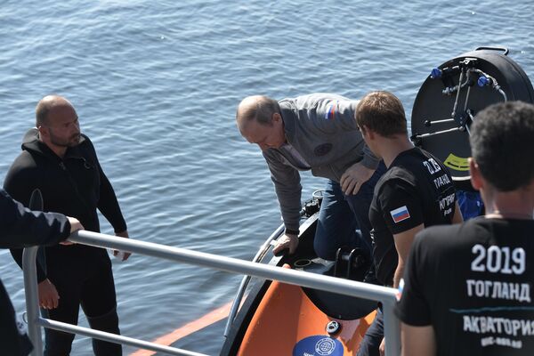 ولادیمیر پوتین رئیس جمهور روسیه در زیردریایی « ش ۳۰ سمگا» در اعماق خلیج فنلاند - اسپوتنیک ایران  