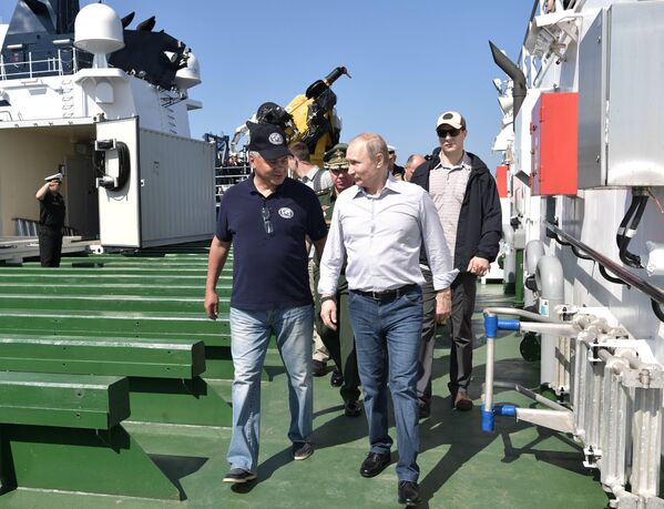 ولادیمیر پوتین رئیس جمهور روسیه در جریان سفرش به جزیره گاگلند به همراه وزیر دفاع سرگی شایگو - اسپوتنیک ایران  